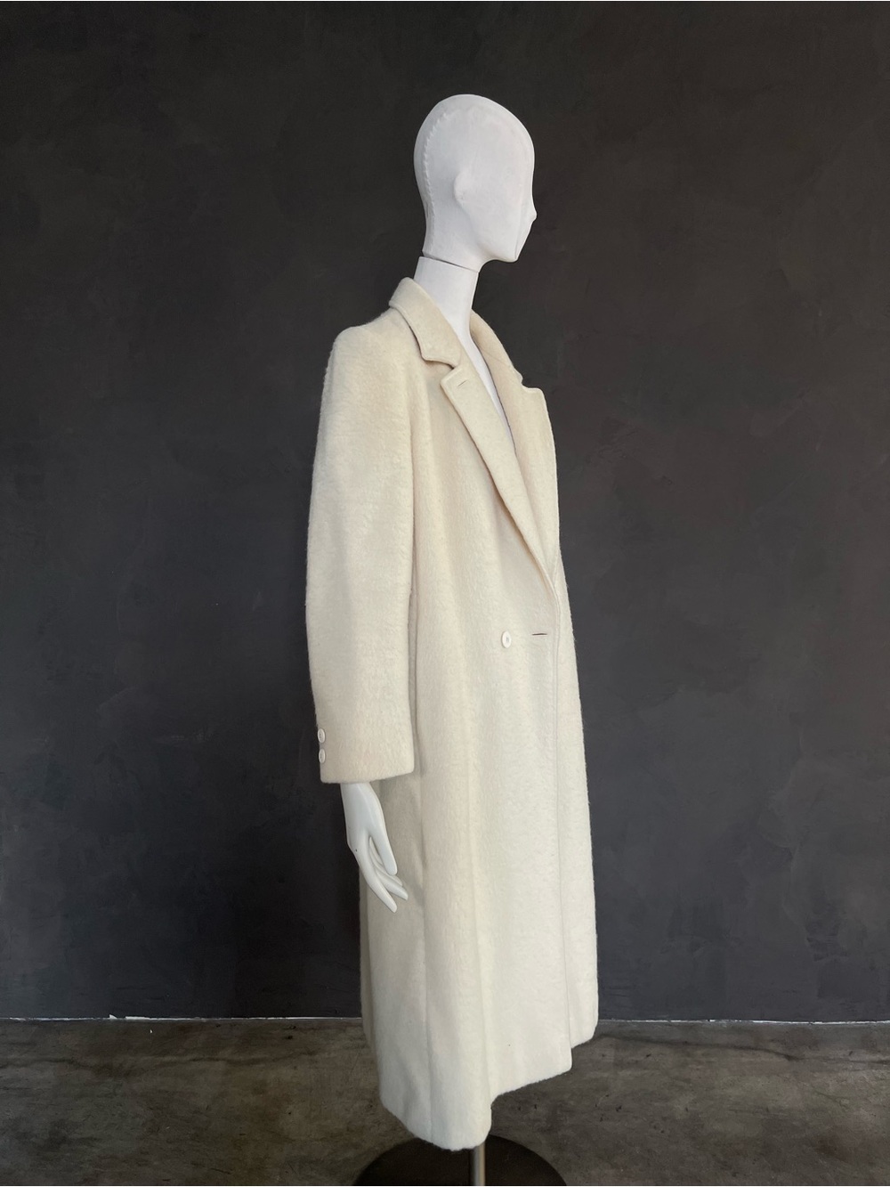 MAISON MOSS | THE WINTER WHITE EDIT
ARCHETYPE | THE CONTEMPLATIVE

A pale silhou